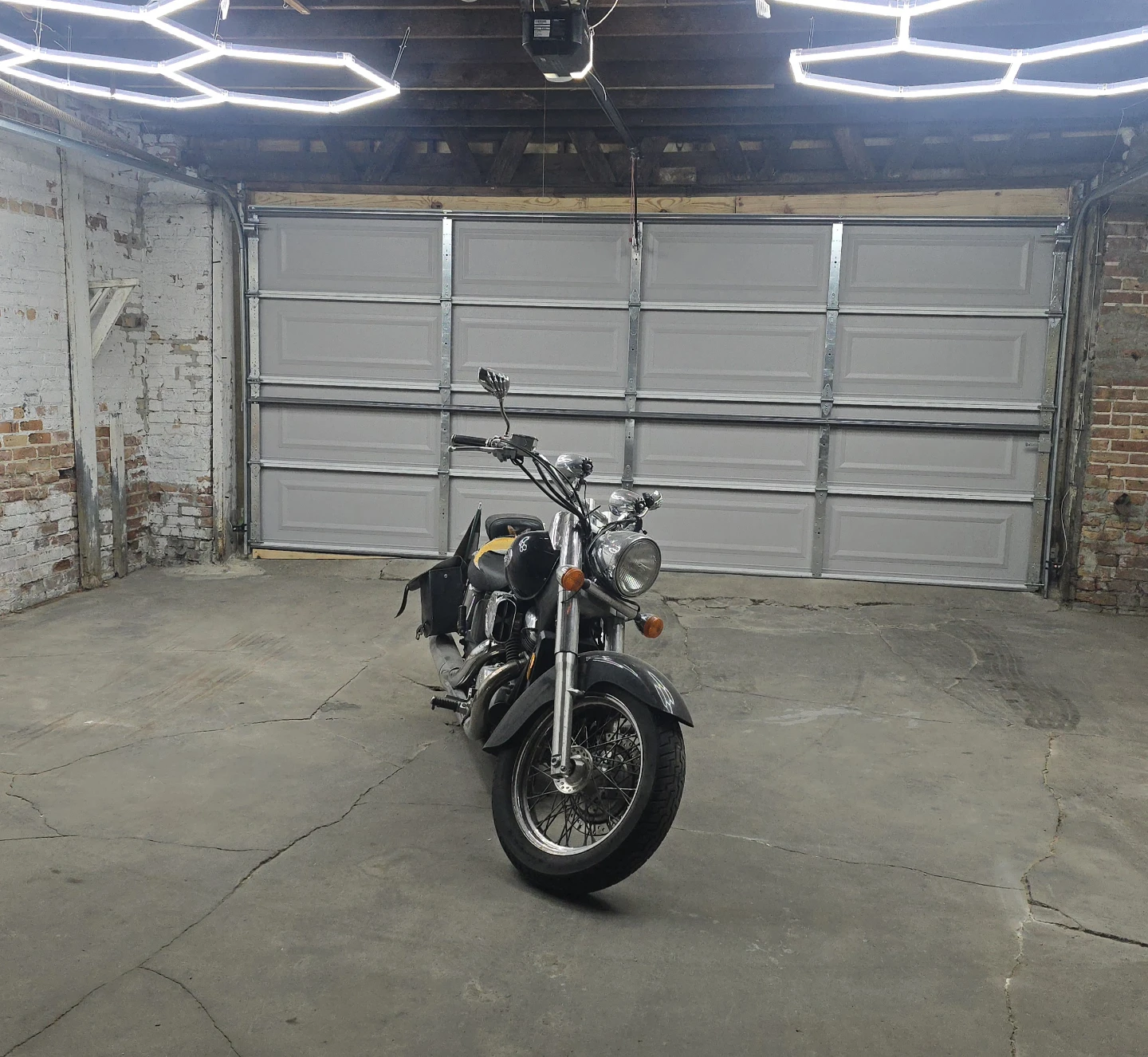 Black Honda Shadow 750 - photo 2