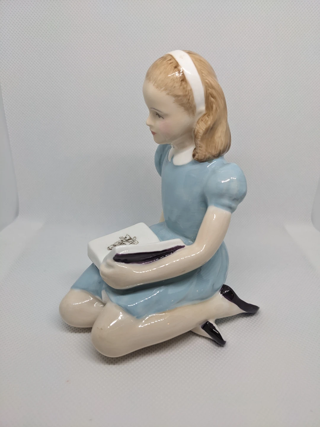 Royal Doulton "Alice" Vintage Figurine - photo 2