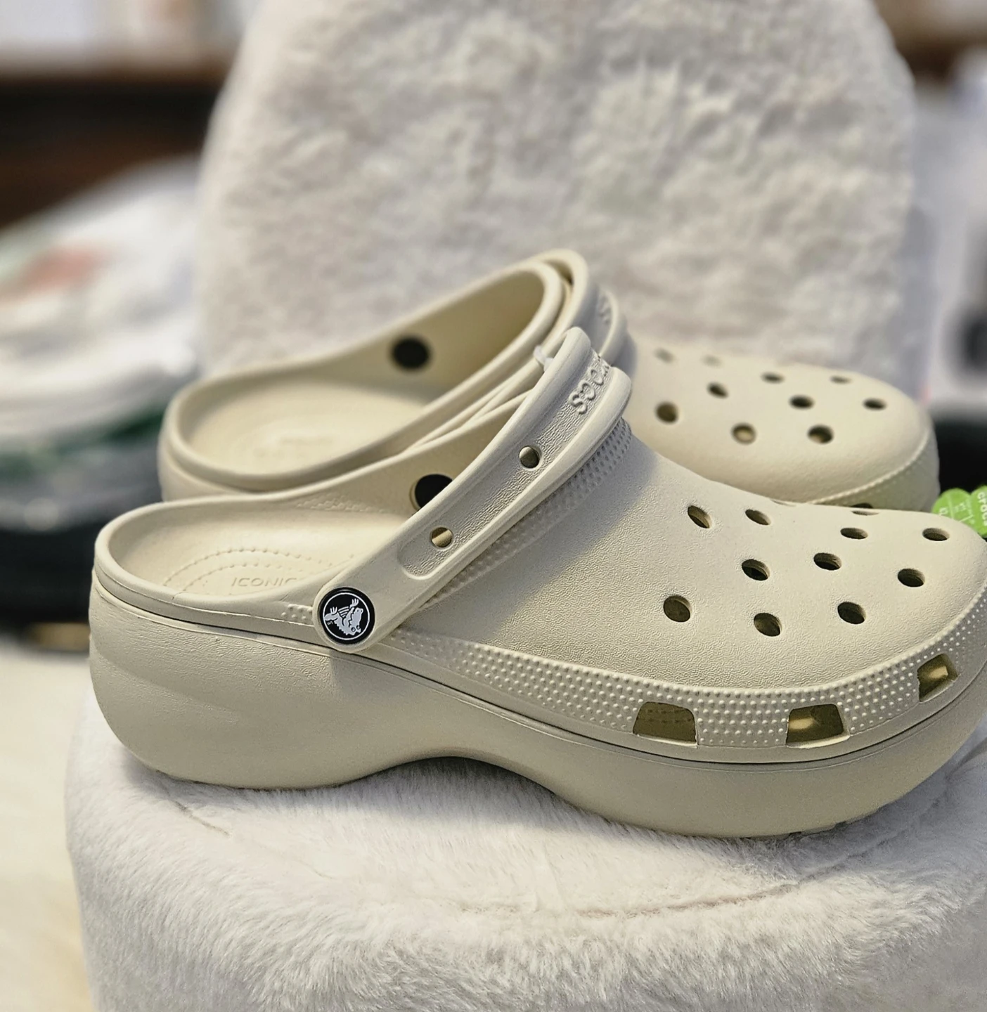 Iconic Crocs Classic Clogs Comfort W11