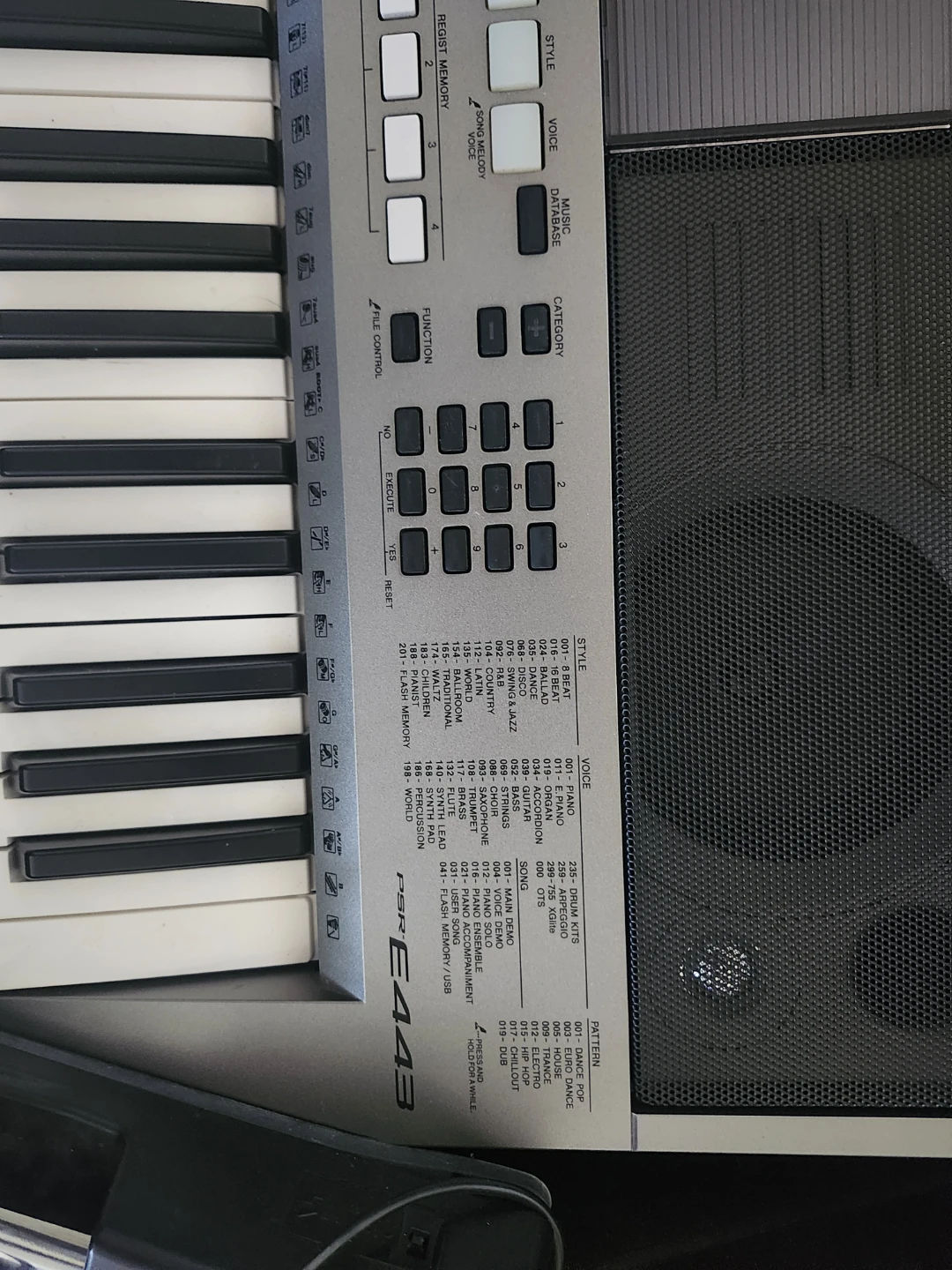 Yamaha PSR-E443 Keyboard with Gig Bag - photo 3