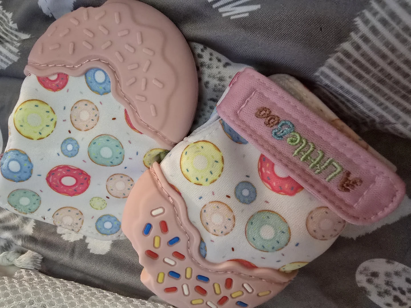 ⚽️ A Little Boo Baby Teething Mittens Donut Print - photo 3