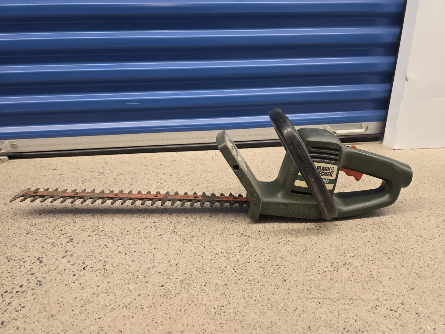 Black & Decker 18" Electric Hedge Trimmer - photo 2