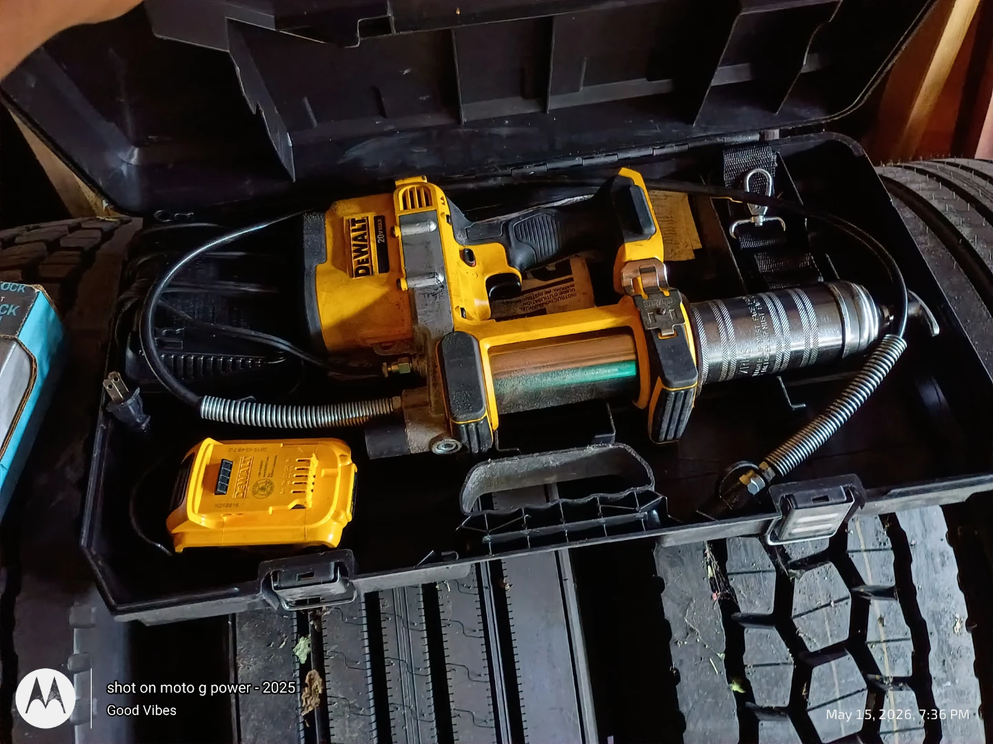 DeWalt 20V Grease Gun Kit with Case and Battery - photo 2