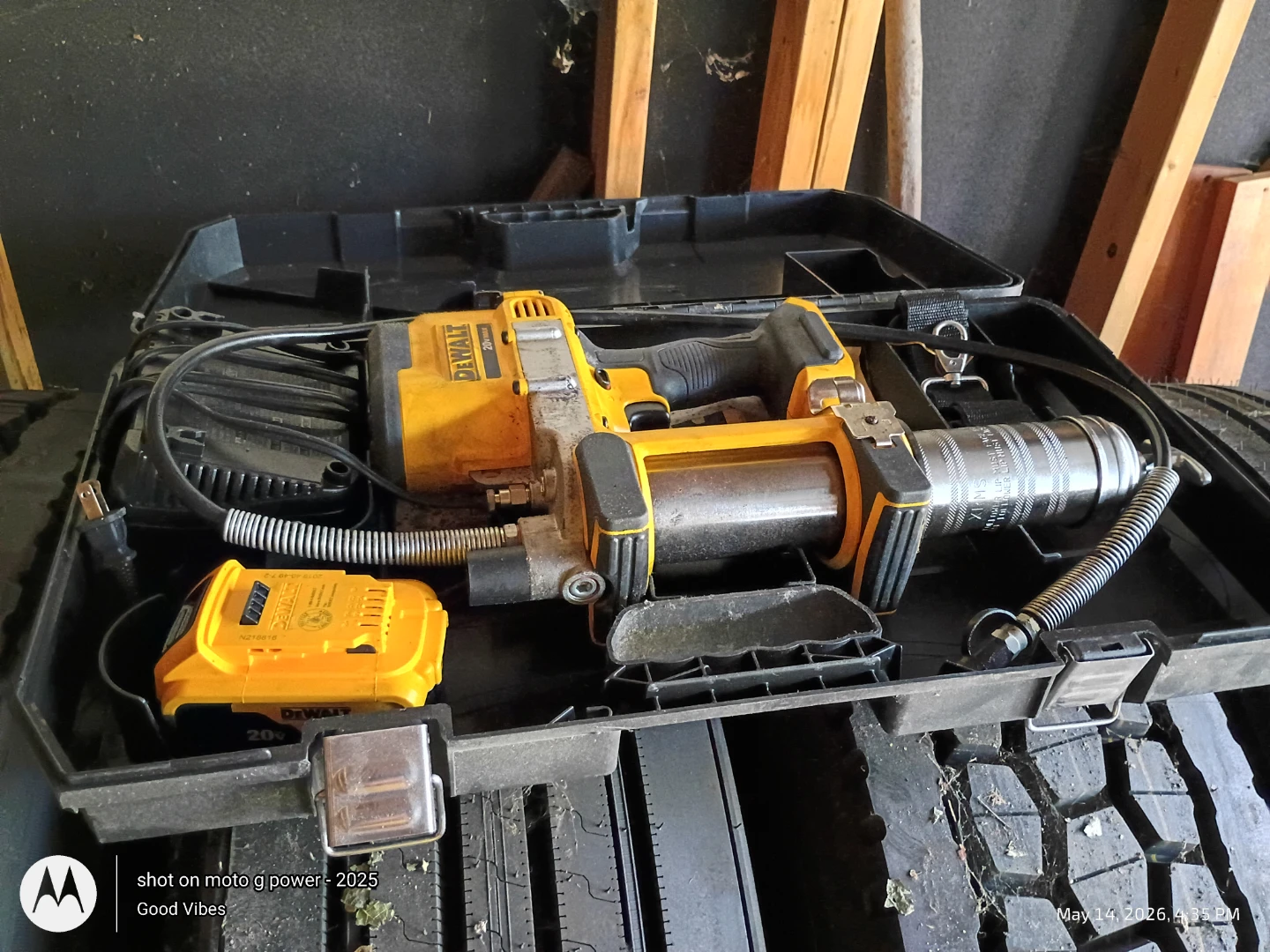 DeWalt 20V Grease Gun Kit with Case and Battery - photo 3