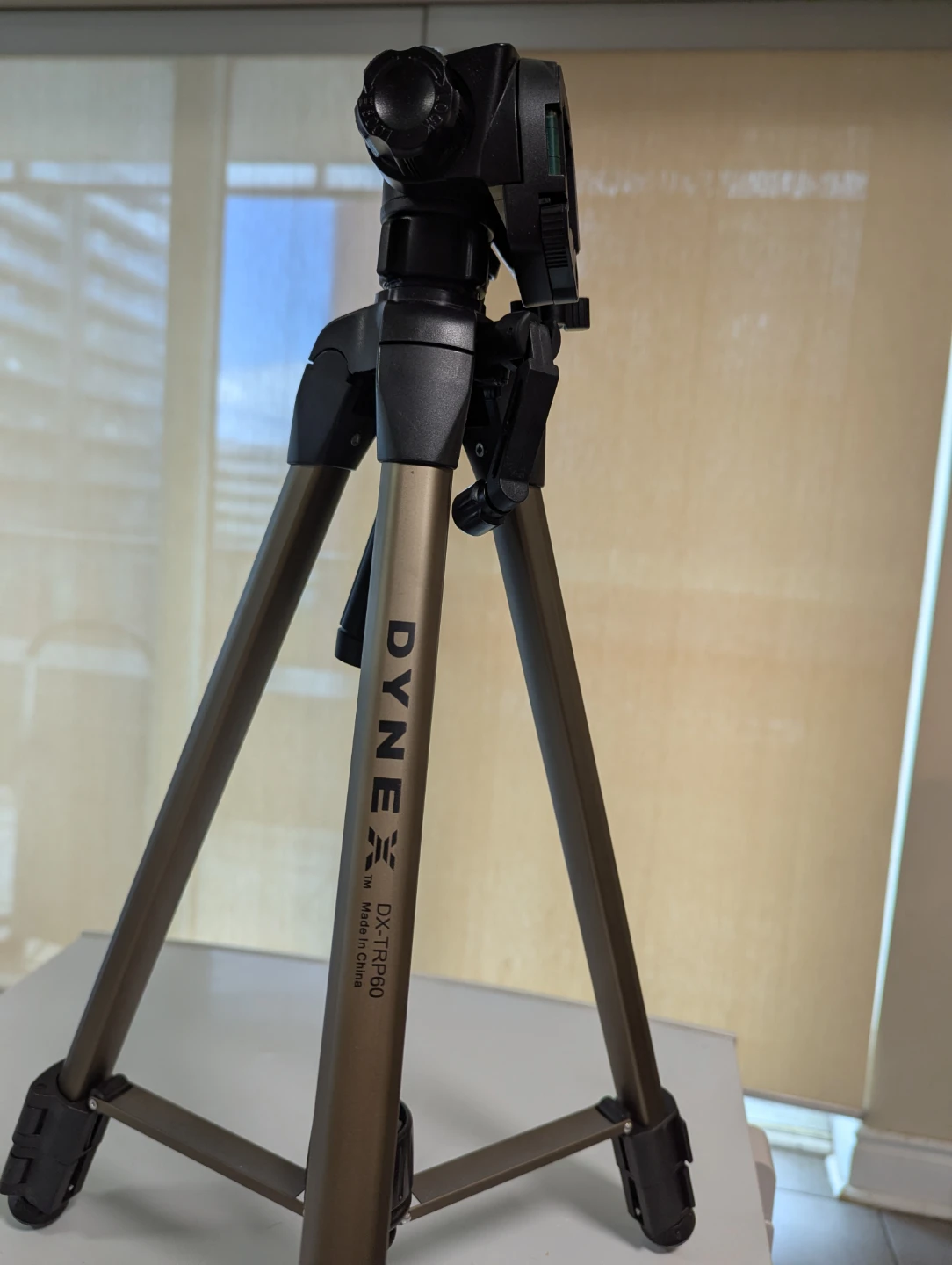 Dynex DX-TRP60 Tripod