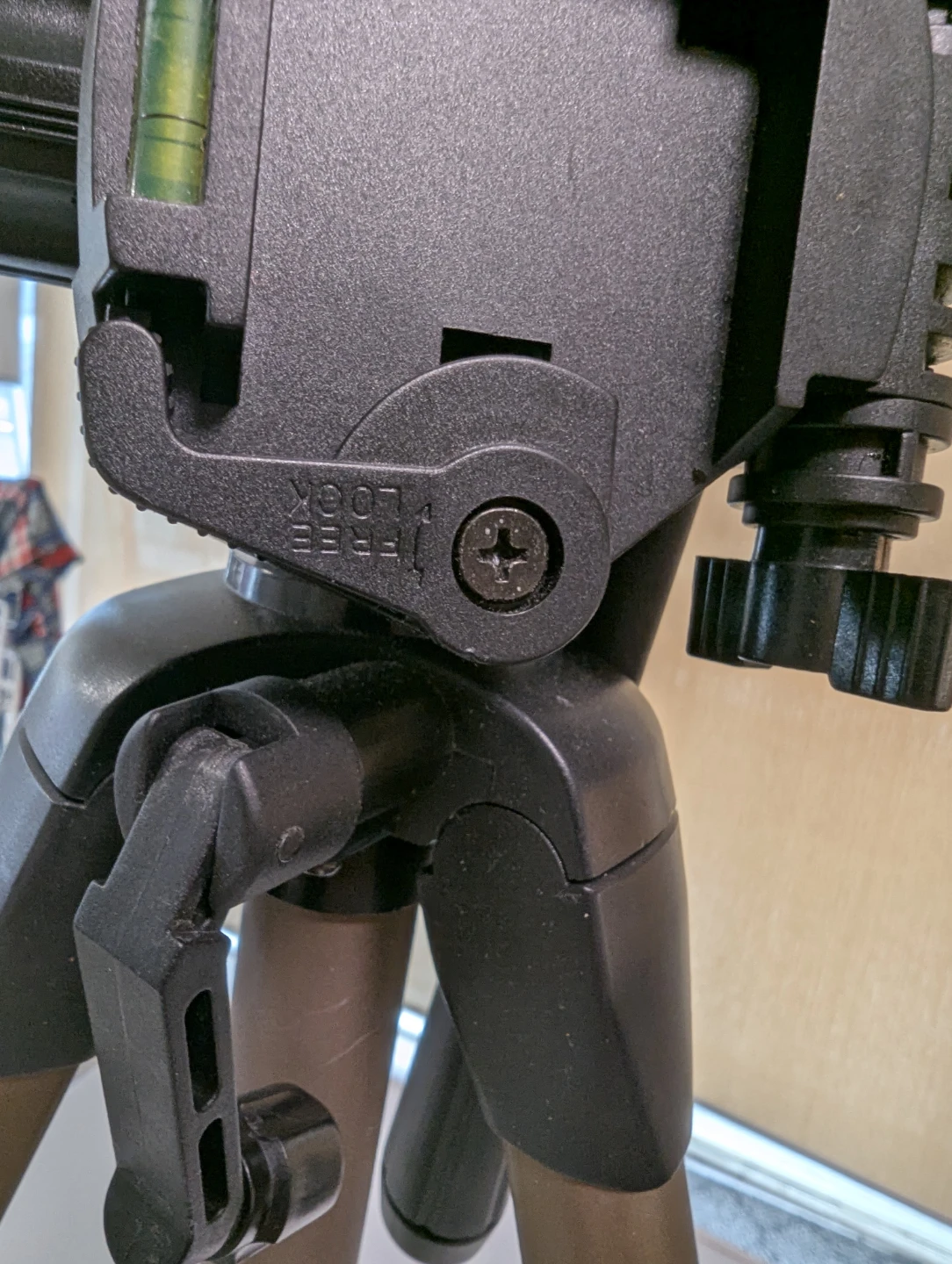 Dynex DX-TRP60 Tripod - photo 5