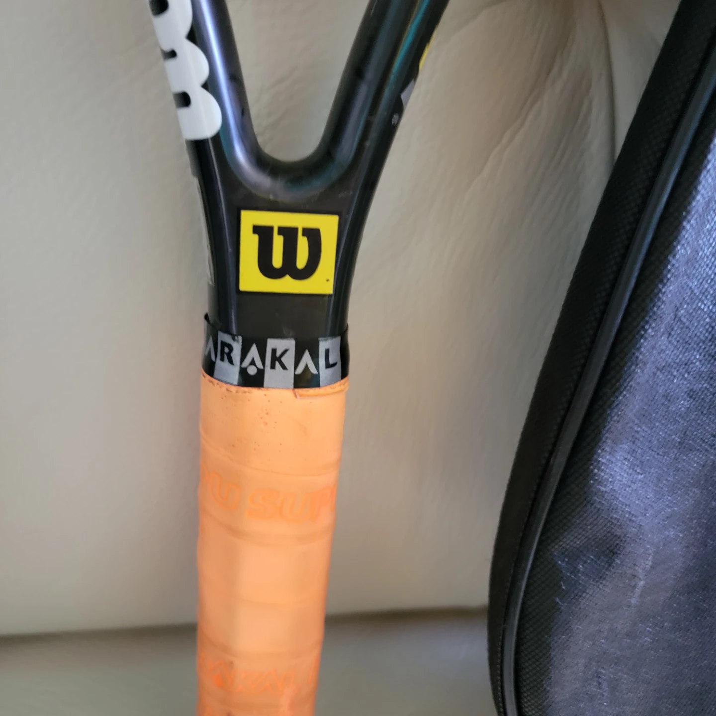 Wilson Hyper Carbon Midplus Tennis Racquet with Dunlop Cover 6.3 - photo 4
