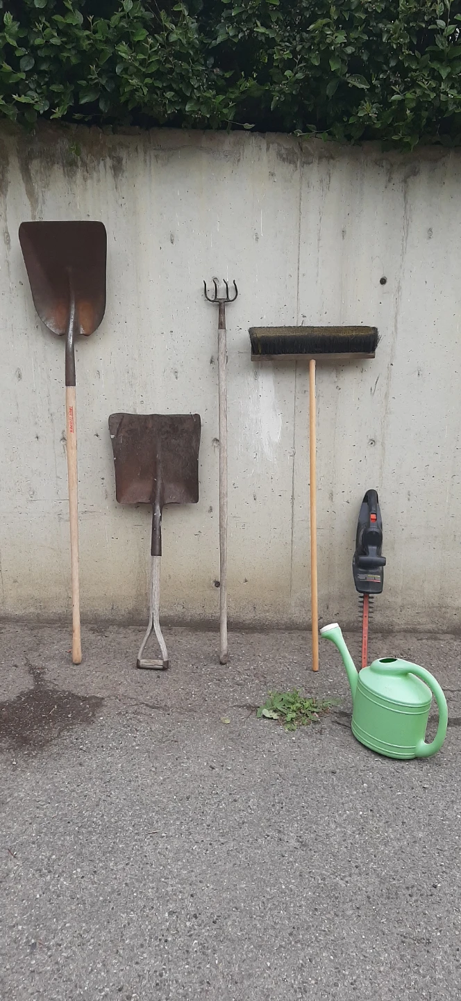 Gardening Tools & Hedge Trimmer