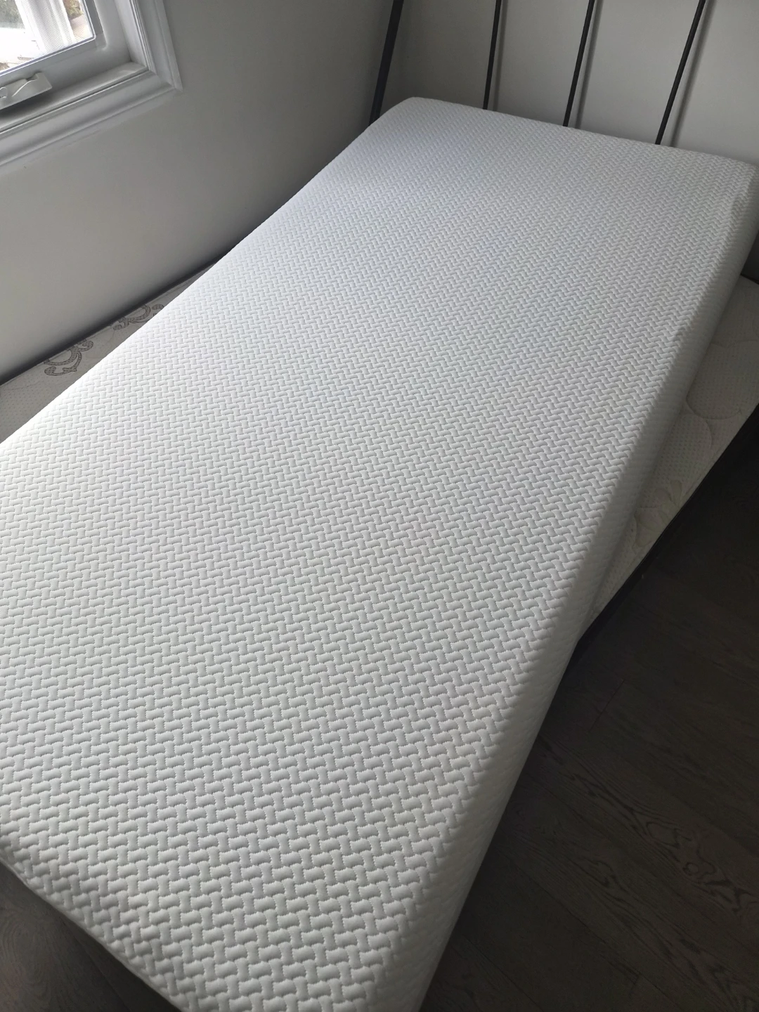 99% new Twin Mattress - 10 Inch Hybrid Memory Foam