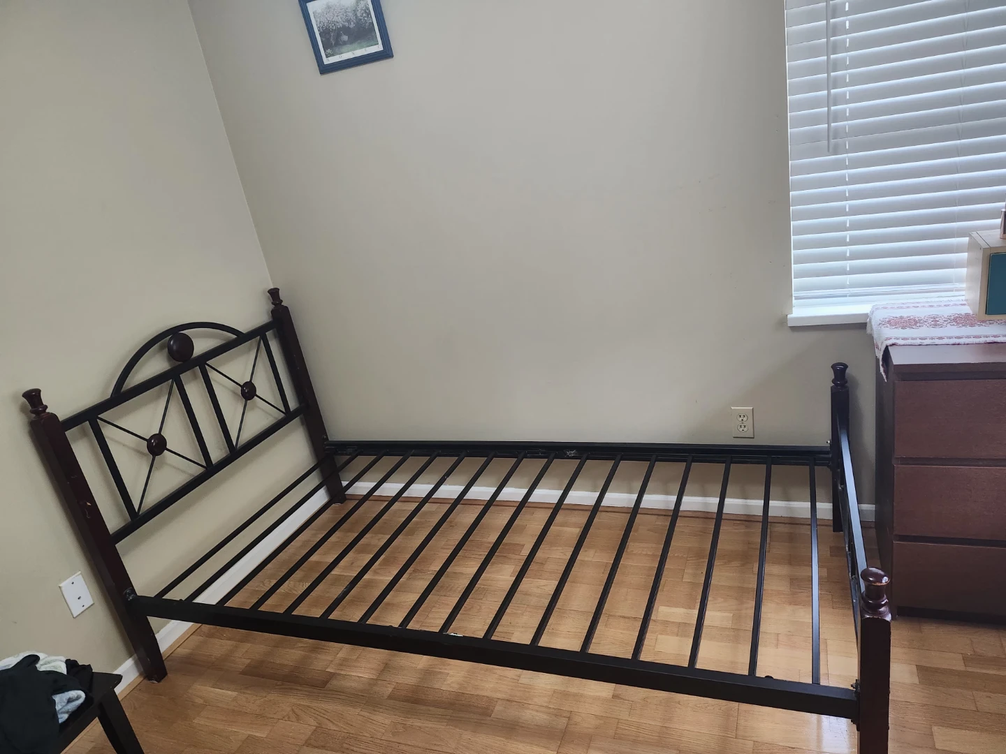 Queen size frame,slats,box spring and Single bed, - photo 4