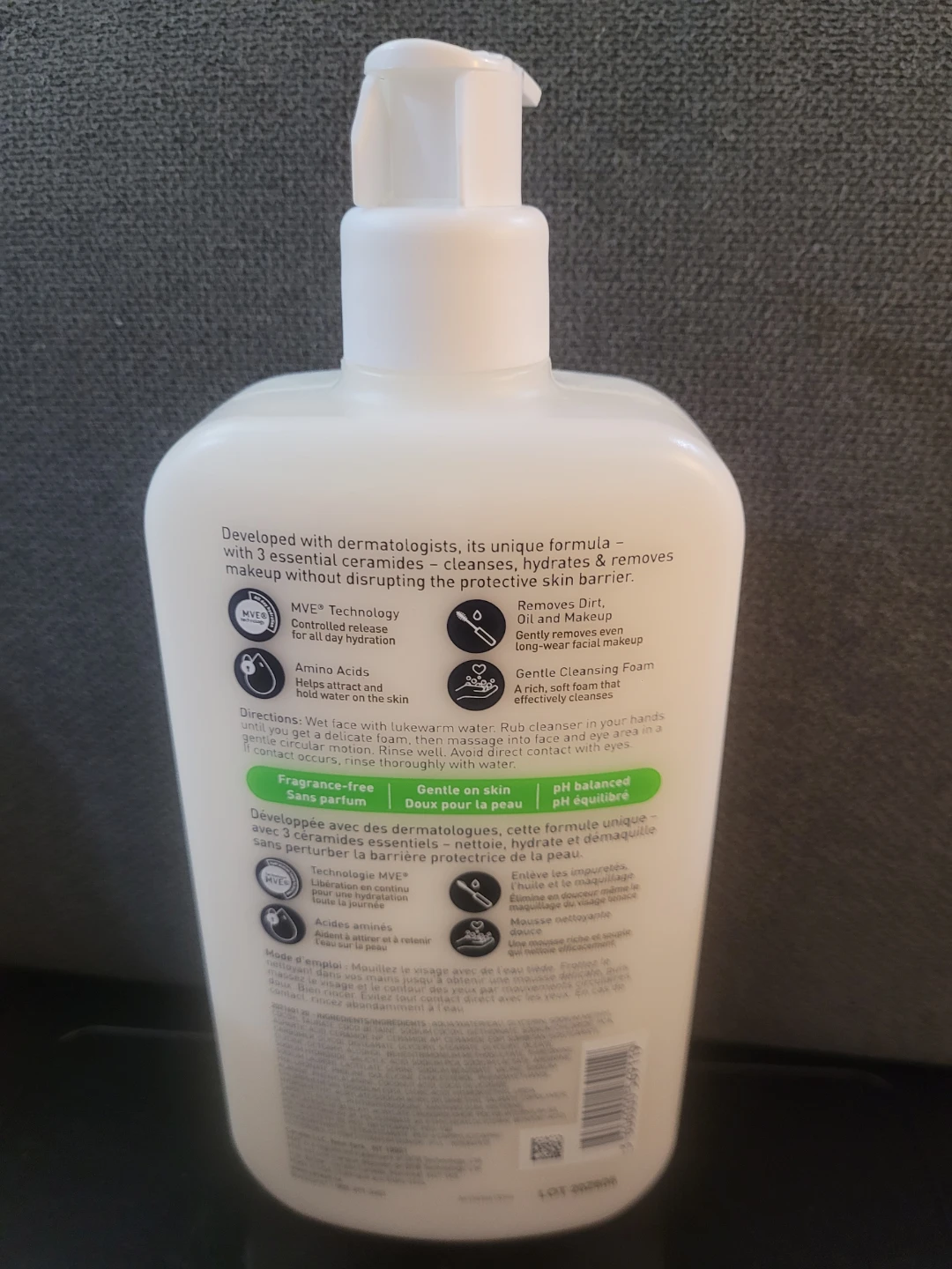 CeraVe Hydrating Cream-to-Foam Cleanser 562 mL - photo 2
