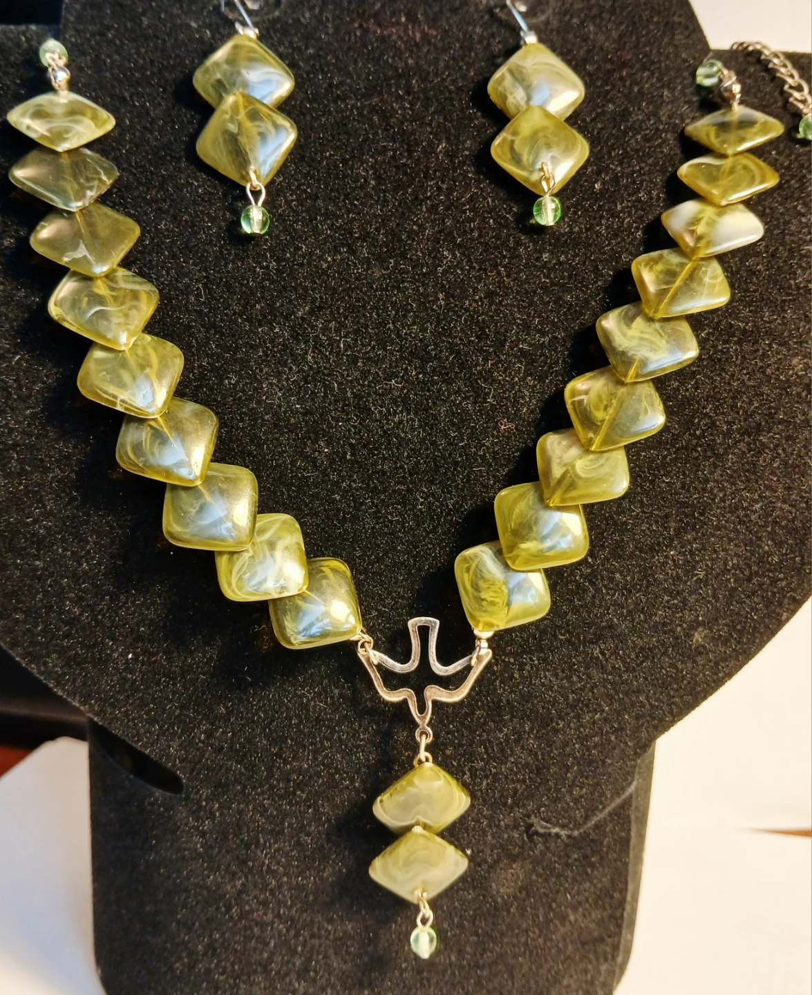 Jewellery set: necklace and earrings