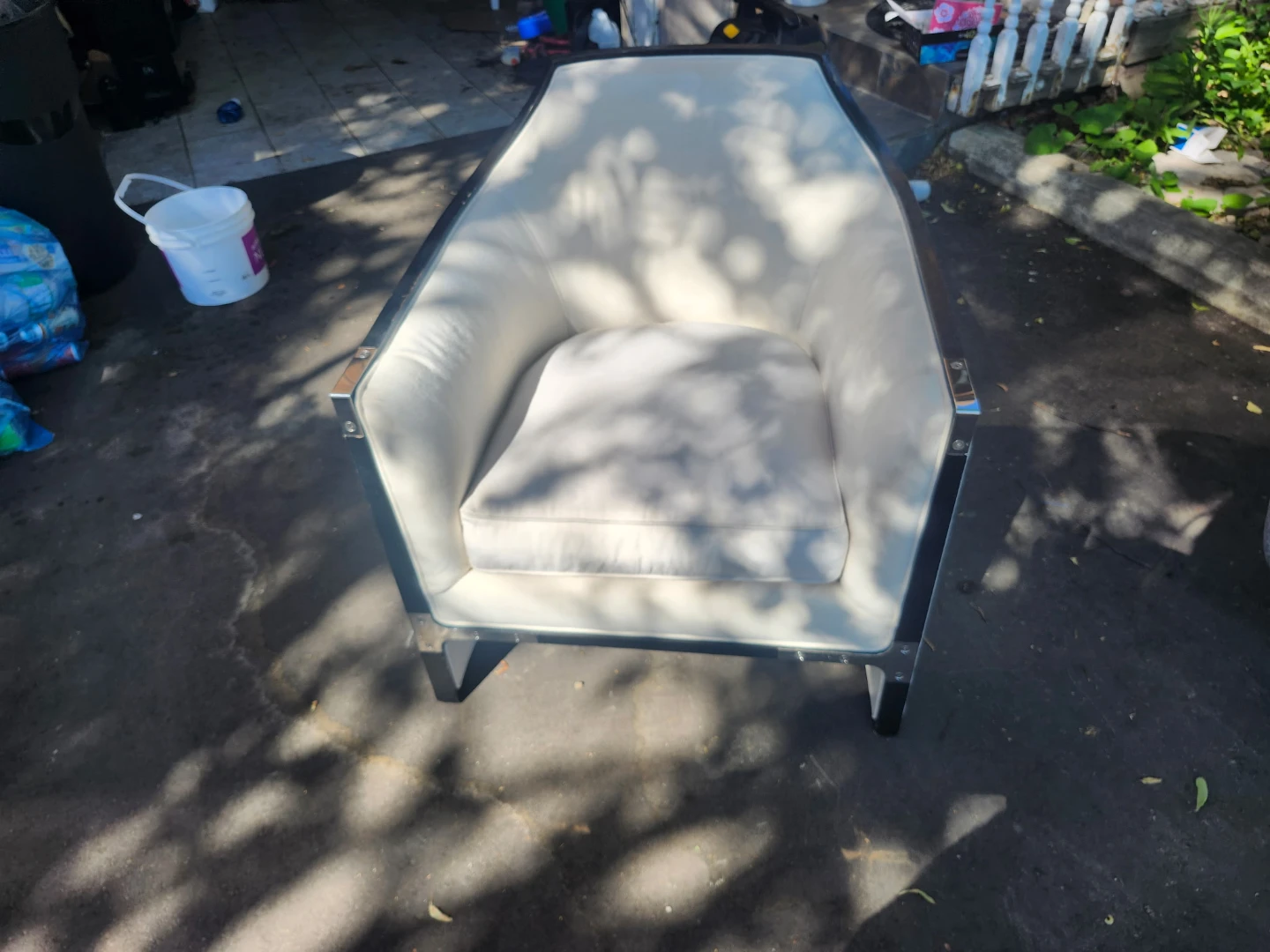 White Sofa with chrome frame set - photo 5