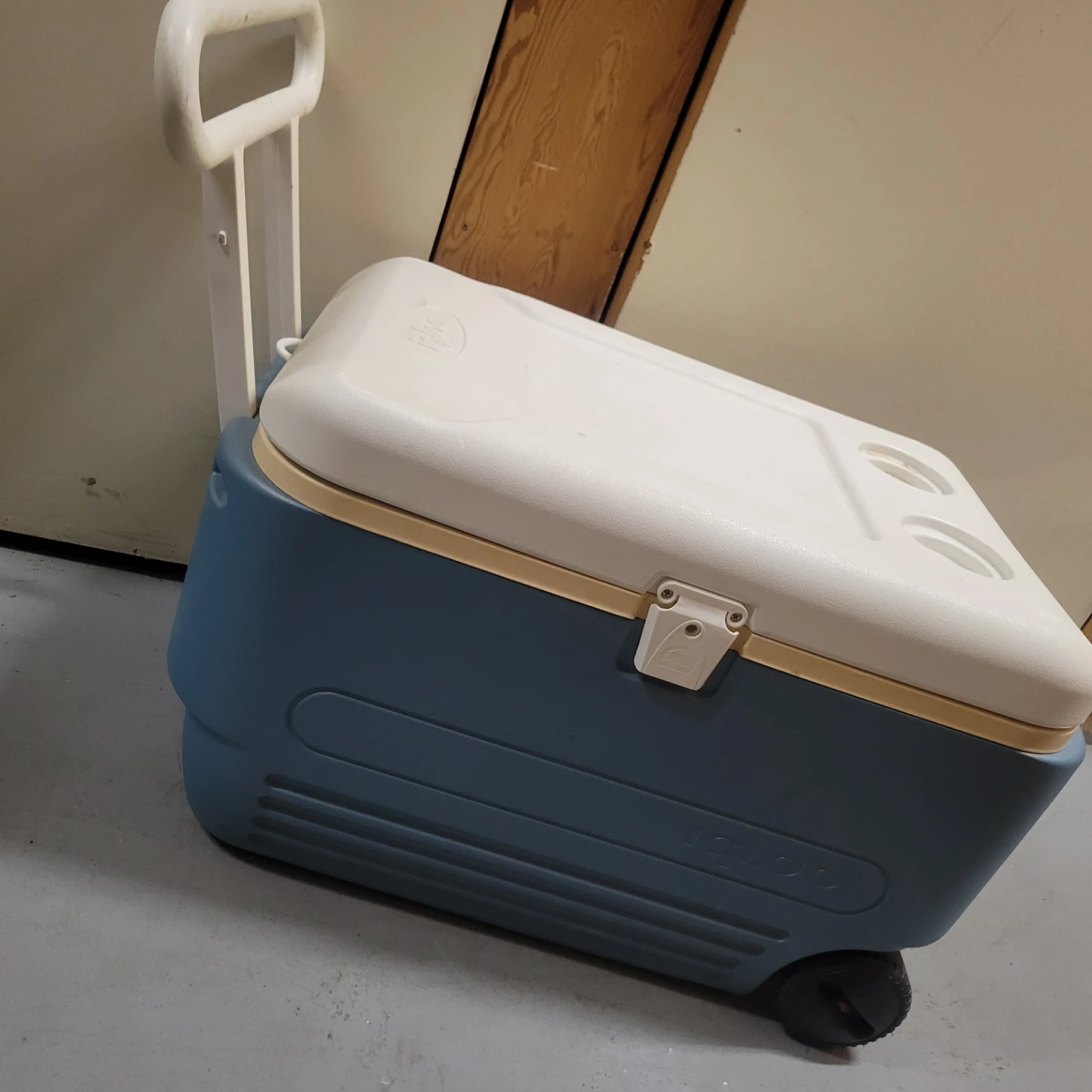 65L Igloo Rolling Cooler with Wheels