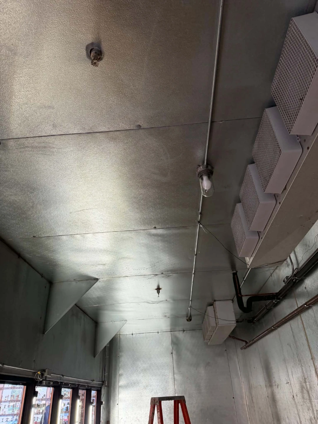 Used Commercial walk-in cooler. 28x10x10 - photo 5