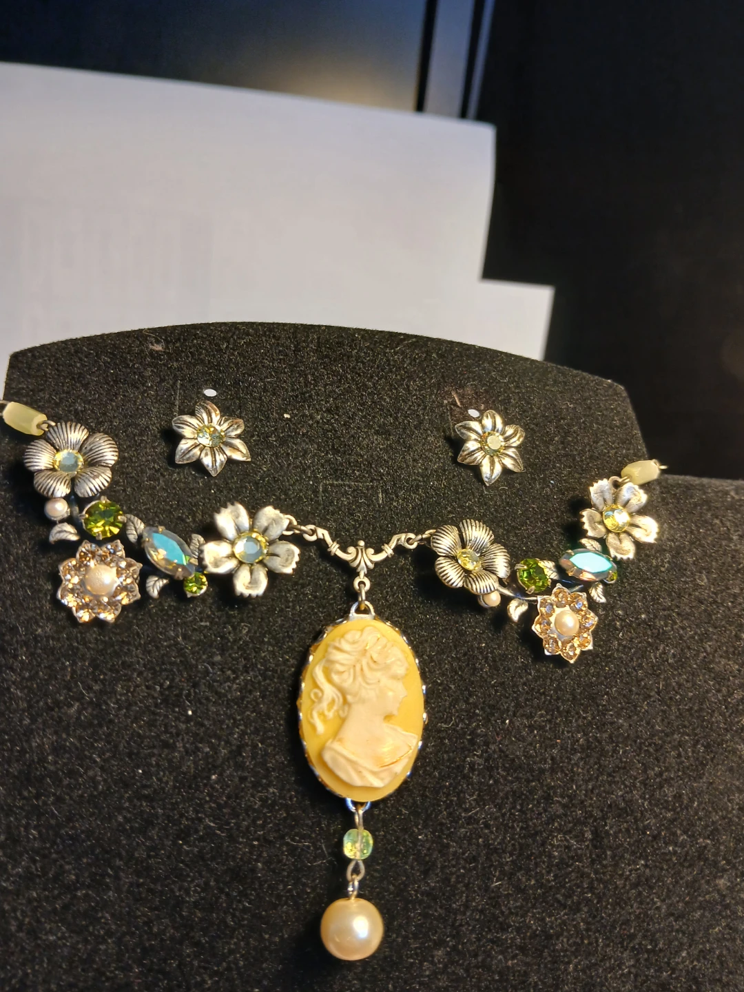 Cameo Necklace and Earrings Set - photo 2