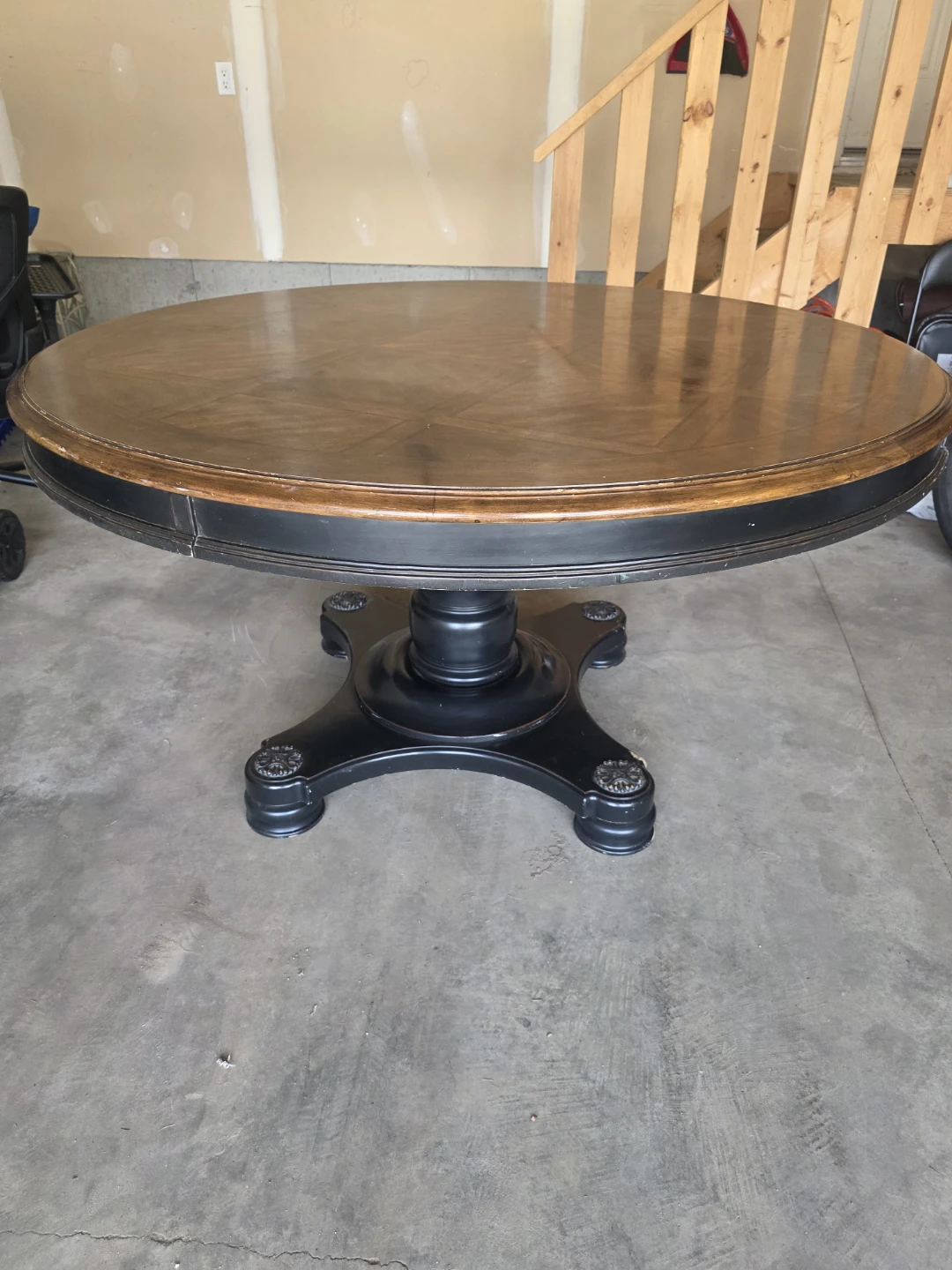 Round Dining Table - photo 3