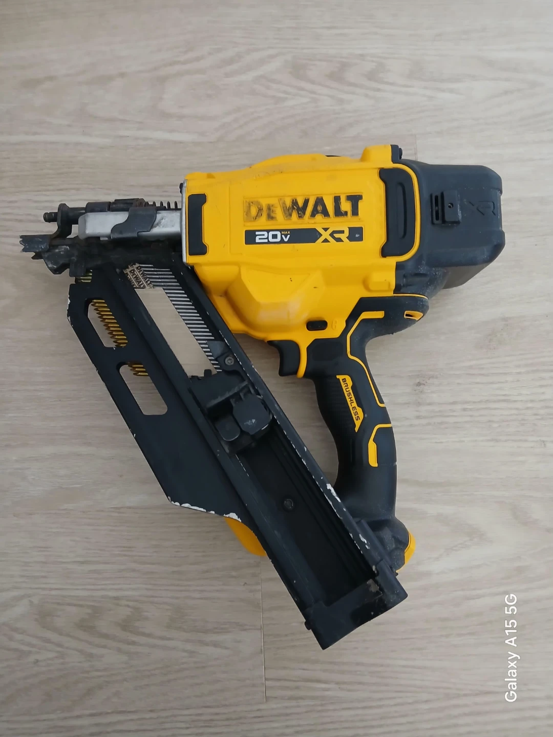 DEWALT 20V MAX DCN 930 FRAMING NAILER - photo 2
