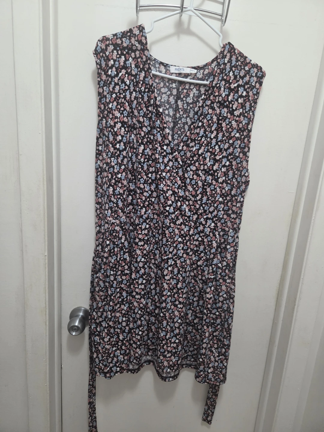 Ricki's Floral Sleeveless V-Neck Top - photo 2