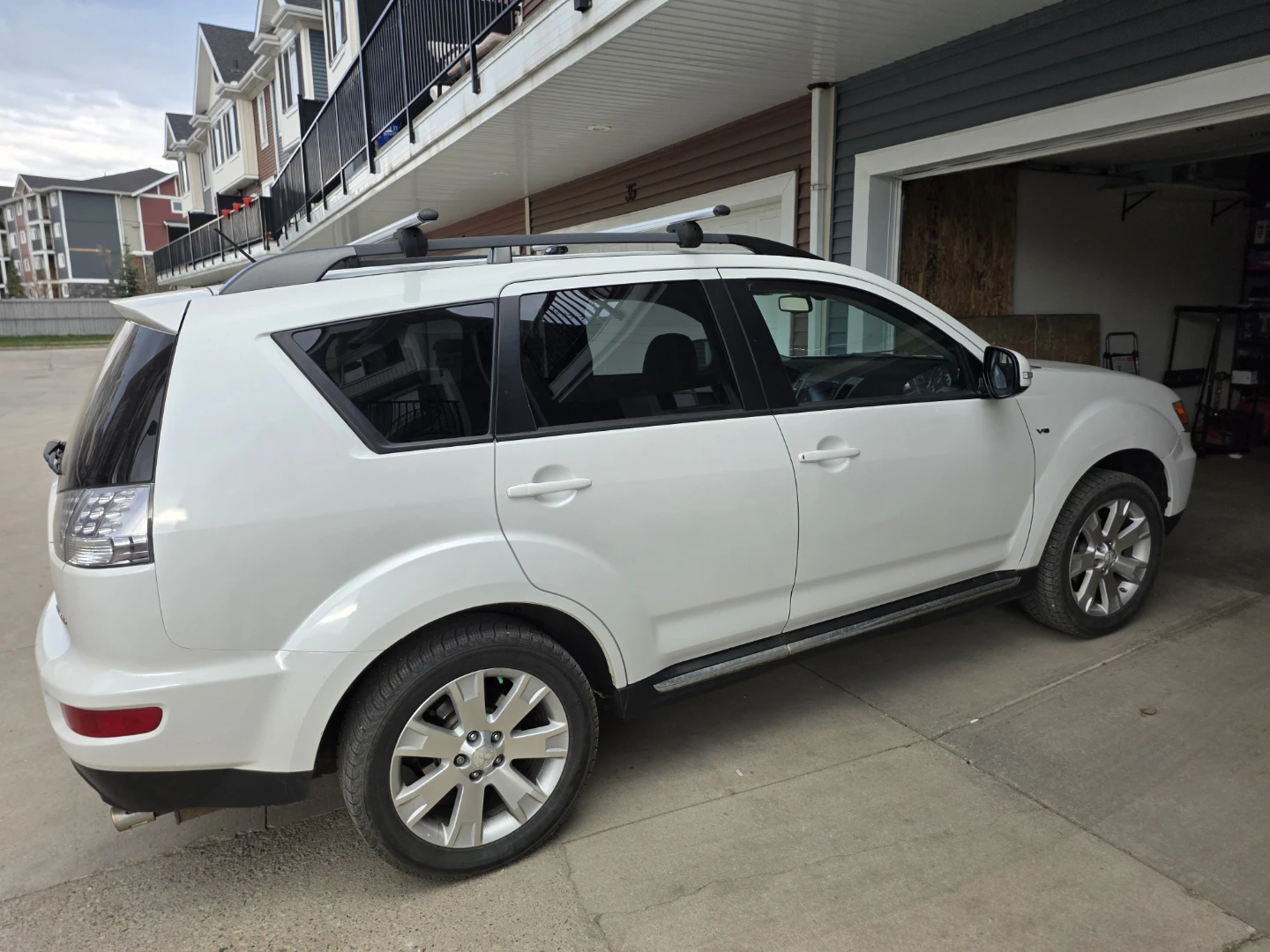 White Mitsubishi Outlander - photo 4