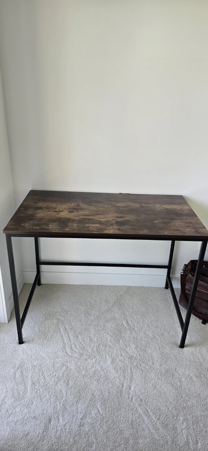 Desk - photo 2