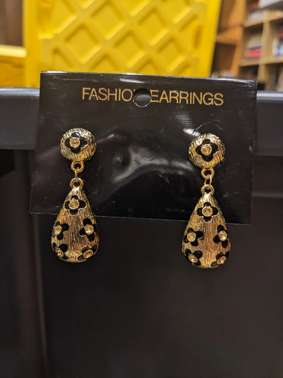 Vintage Gold Tone Teardrop Earrings - photo 2