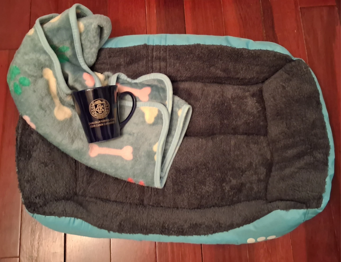 Cozy Pet Bed with Blanket and Canadian Kennel Club Mug - photo 2