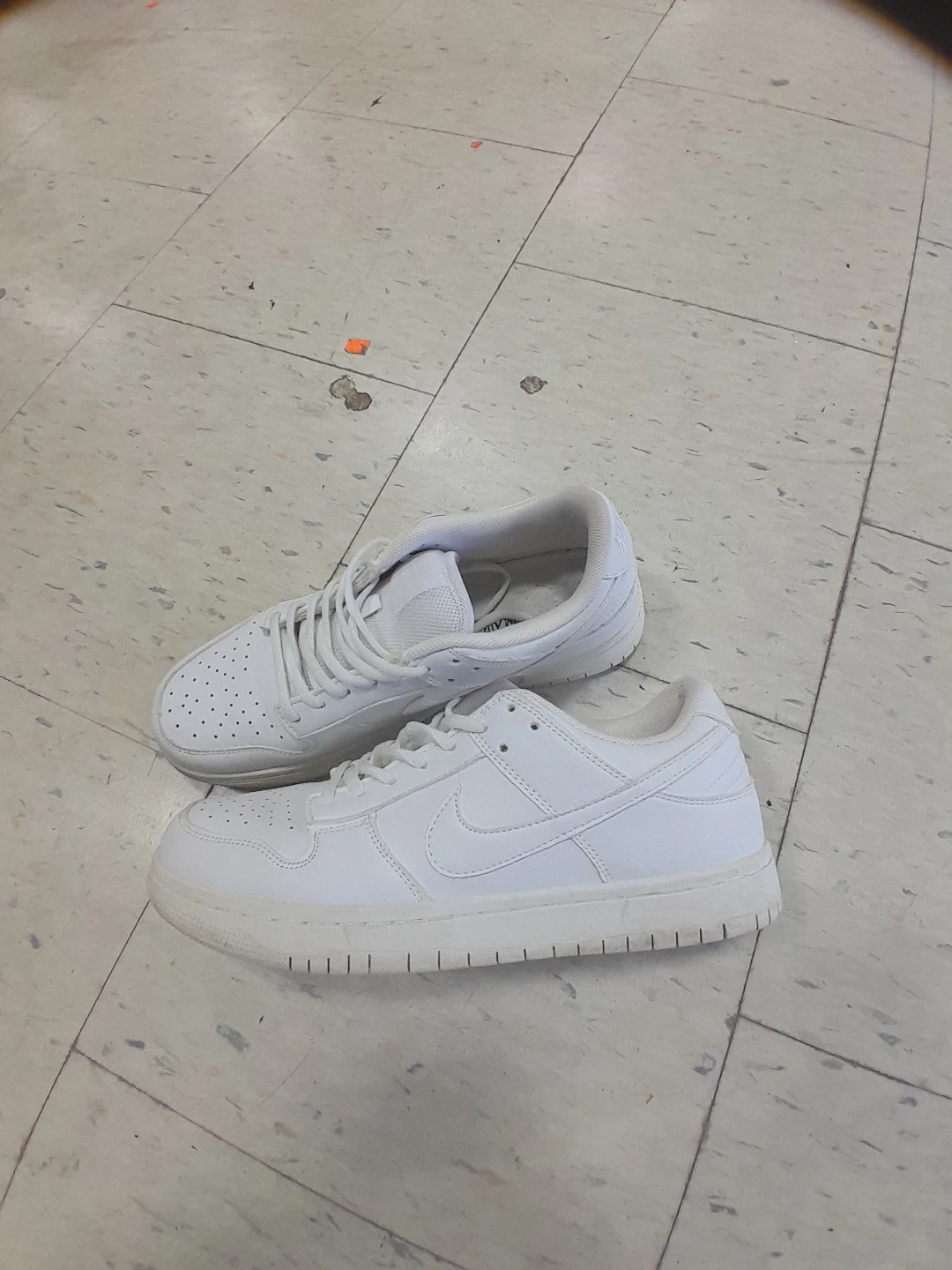 White Nike Sneakers Men's Size 8.5 - photo 5