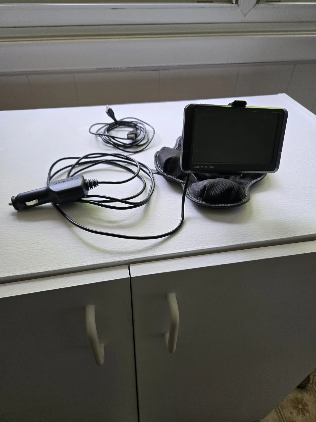 GARMIN Nuvi GPS/ Portable Mount / Car Charger / UBS Cord