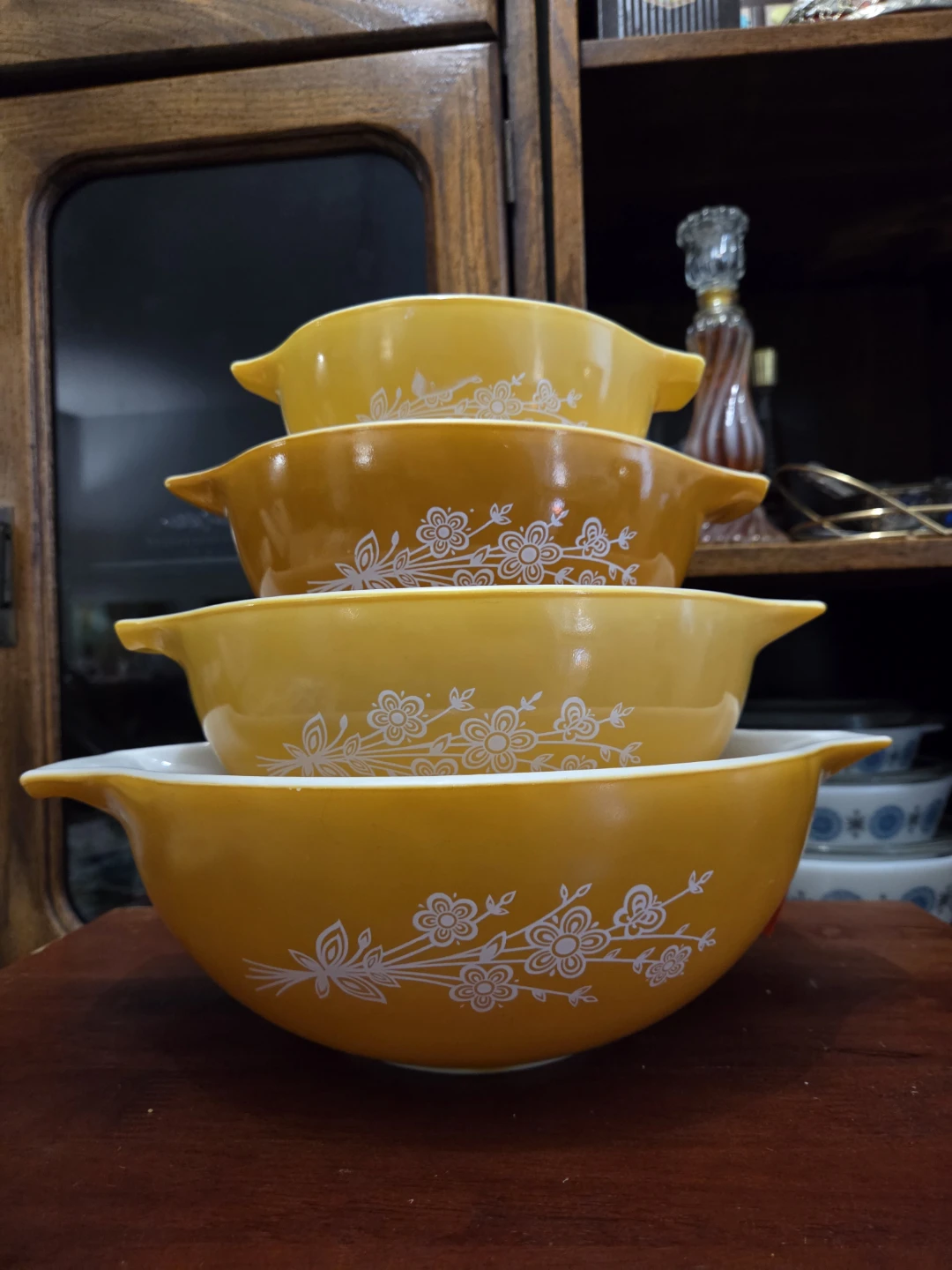 Pyrex Mixing Bowls Set with risers