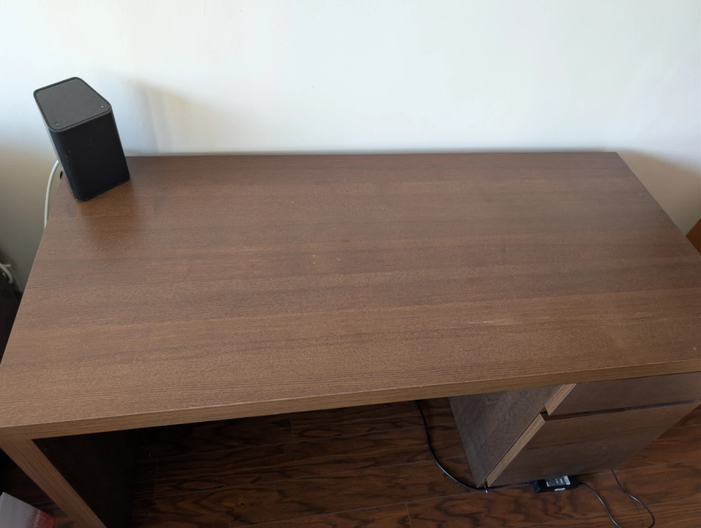 Desk - photo 2