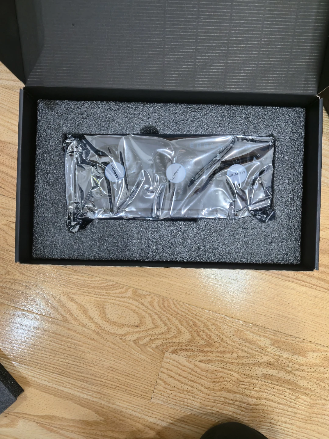 GIGABYTE AMD Radeon RX 6600 Eagle 8G Graphics Card - photo 4