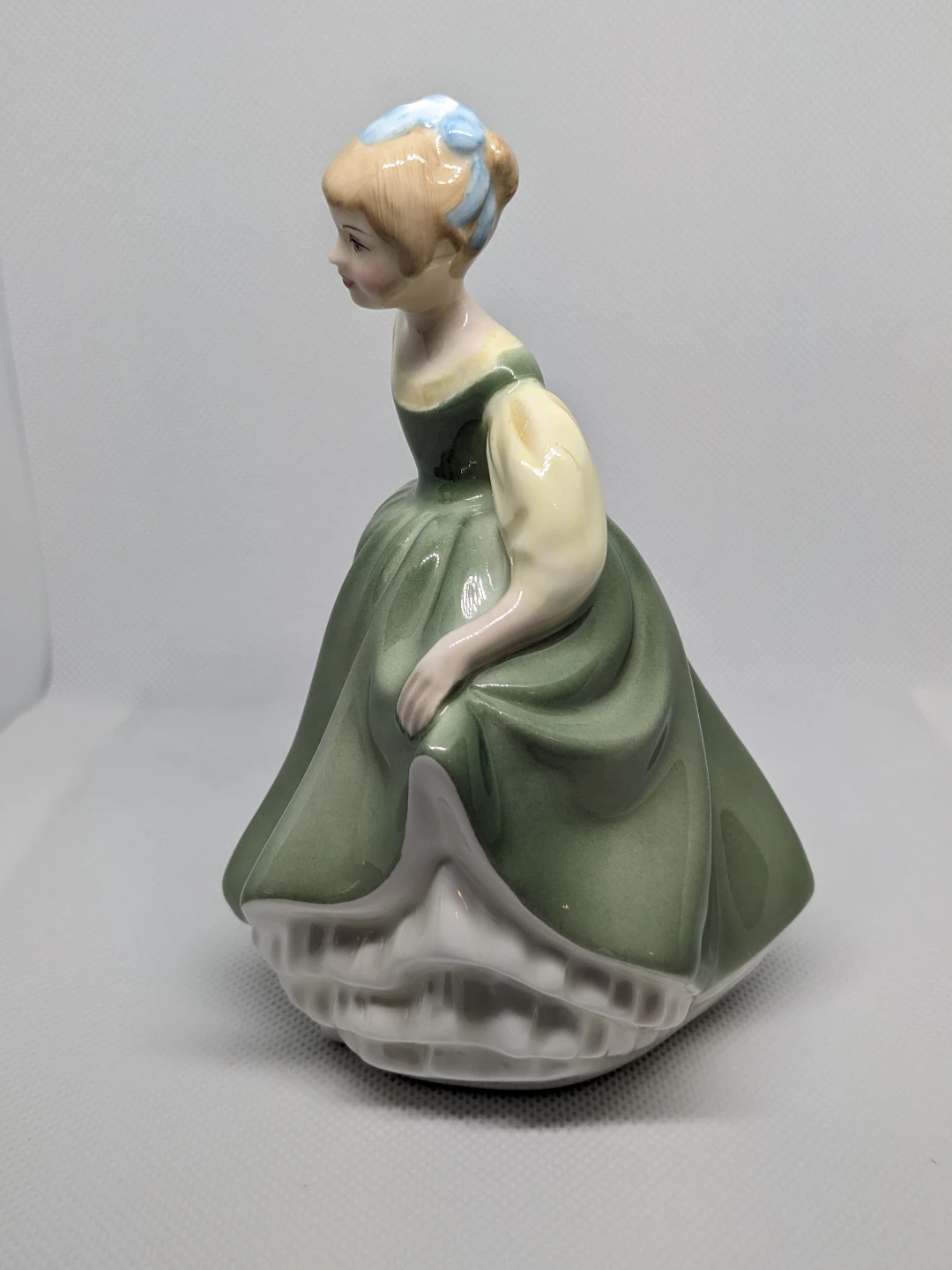 Royal Doulton "Fair Lady" Vintage Figure - photo 2