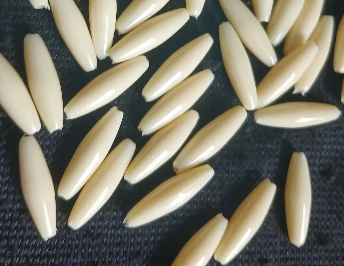 Lot of 50 large Cream (Ivory) Oval plastic Beads - photo 5