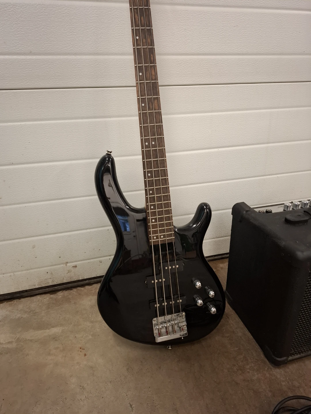 Cort Bass Guitar with Kustom Amplifier - photo 3