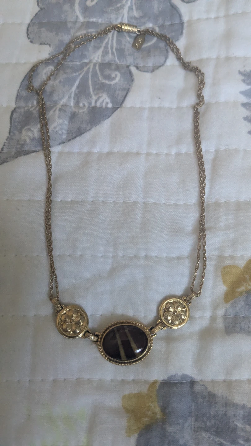 Gold Tone Necklace with Oval Stone
