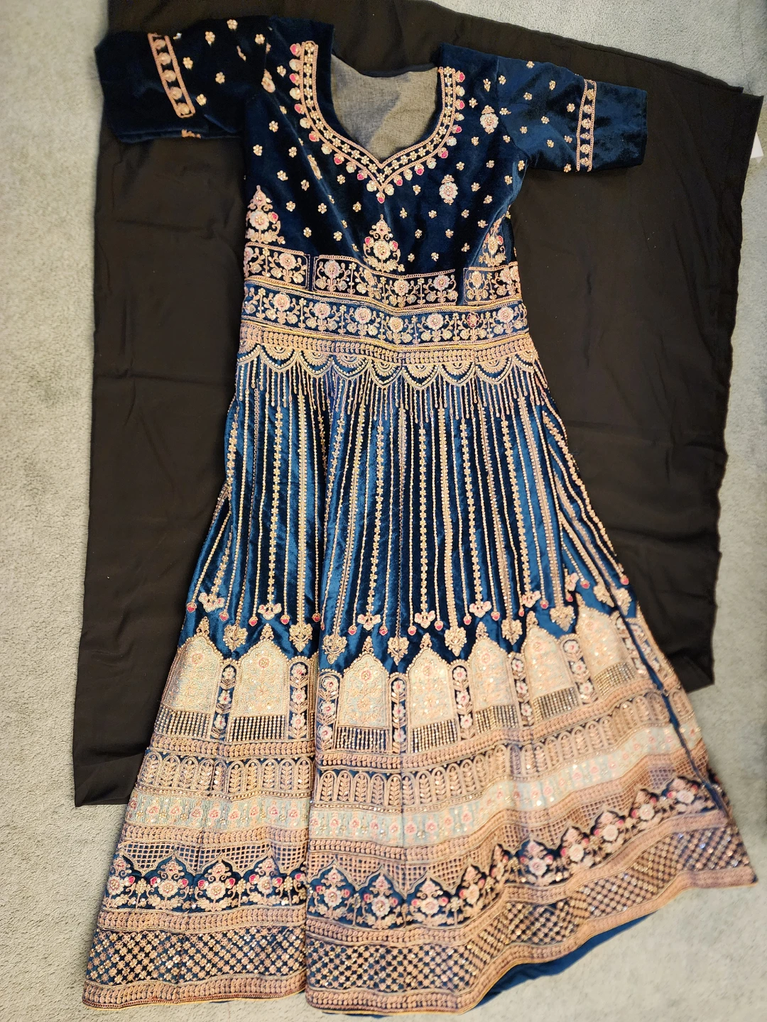 Embellished Velvet Maxi Dress with Dupatta - photo 2