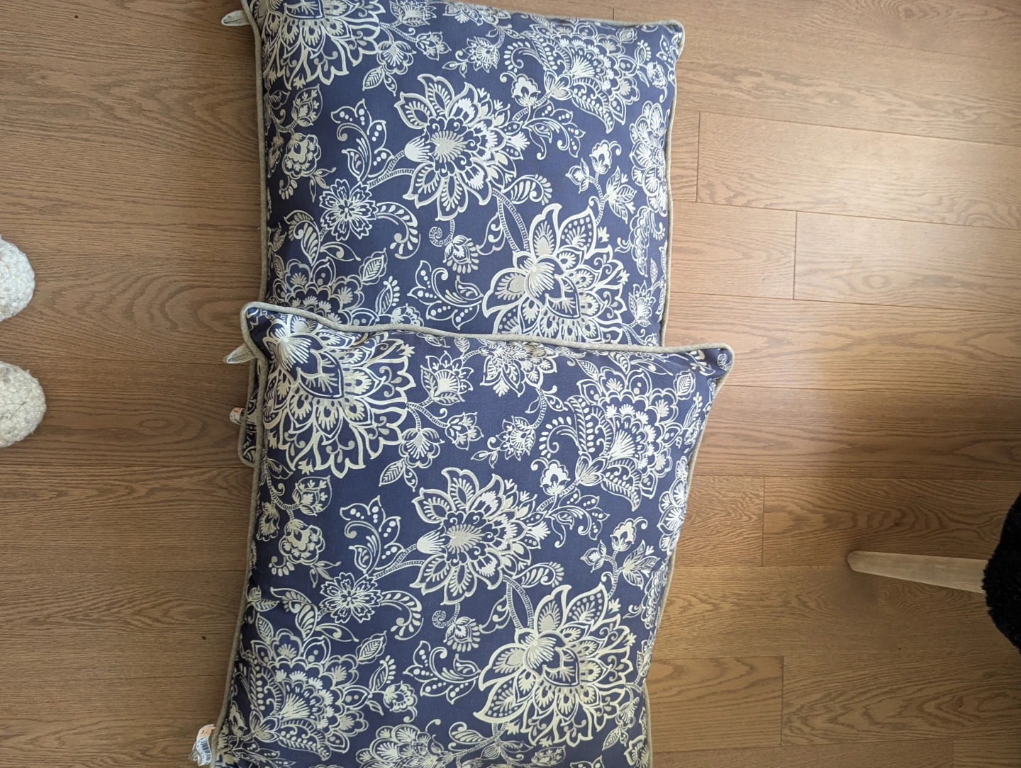 Decorative patio cushions (Set of 2)