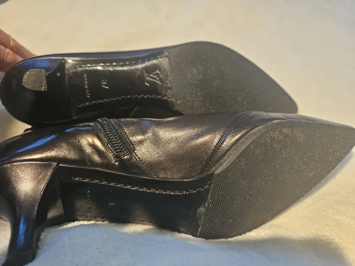 Louis Vuitton Black Leather Ankle Boots Size 37 - photo 4