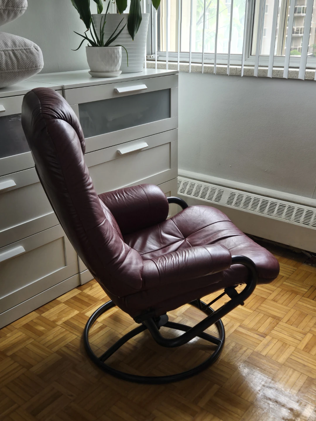 Burgundy Leather Recliner Chair - photo 4
