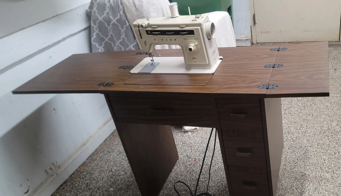 Singer Sewing Machine with Foldable Table