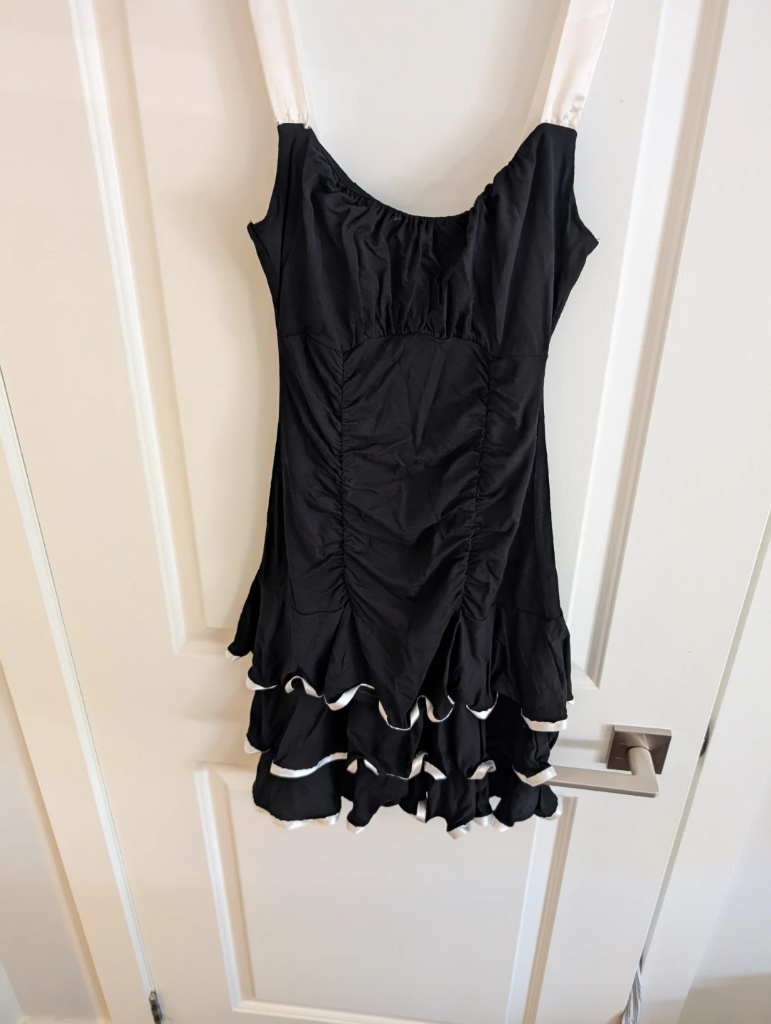Black ruched mini dress with ruffled hem - photo 3
