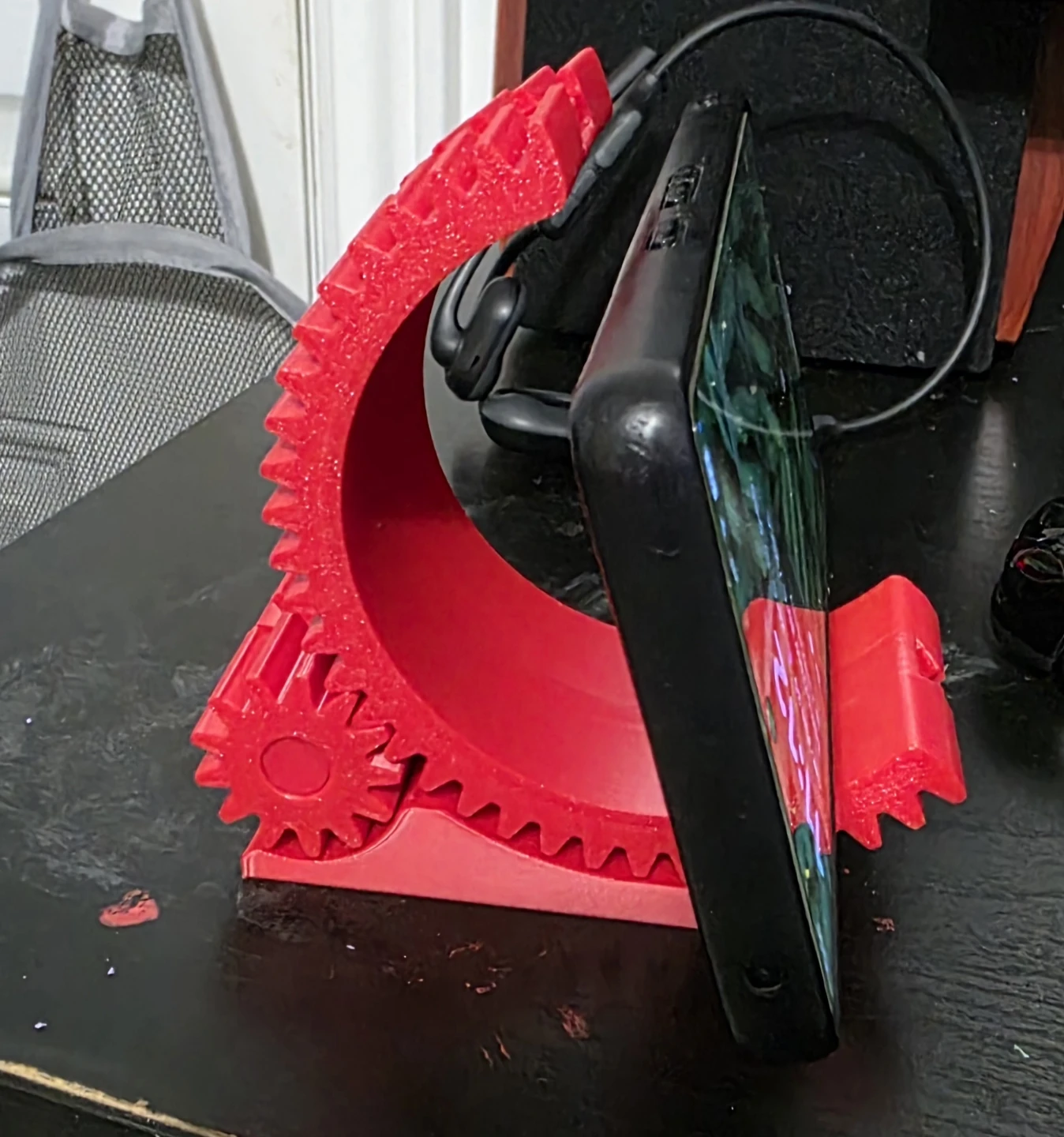 Red Gear Phone Stand - photo 2