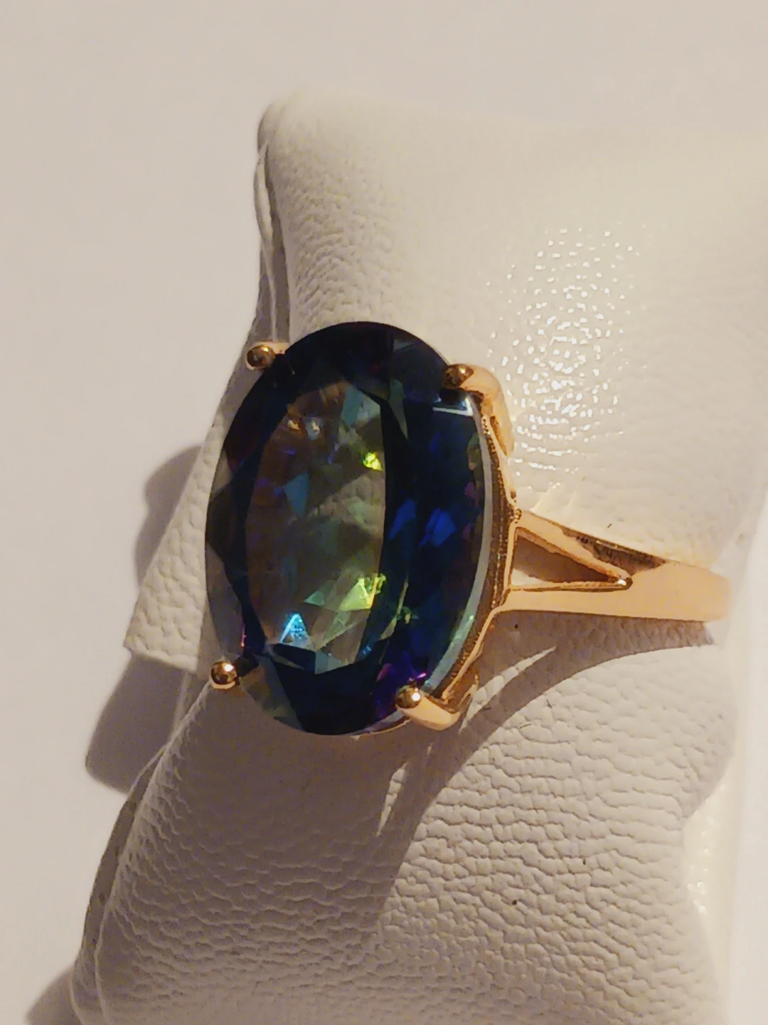 Gorgeos Mystic Topaz Ring in Gold Tone. Size 7. - photo 3