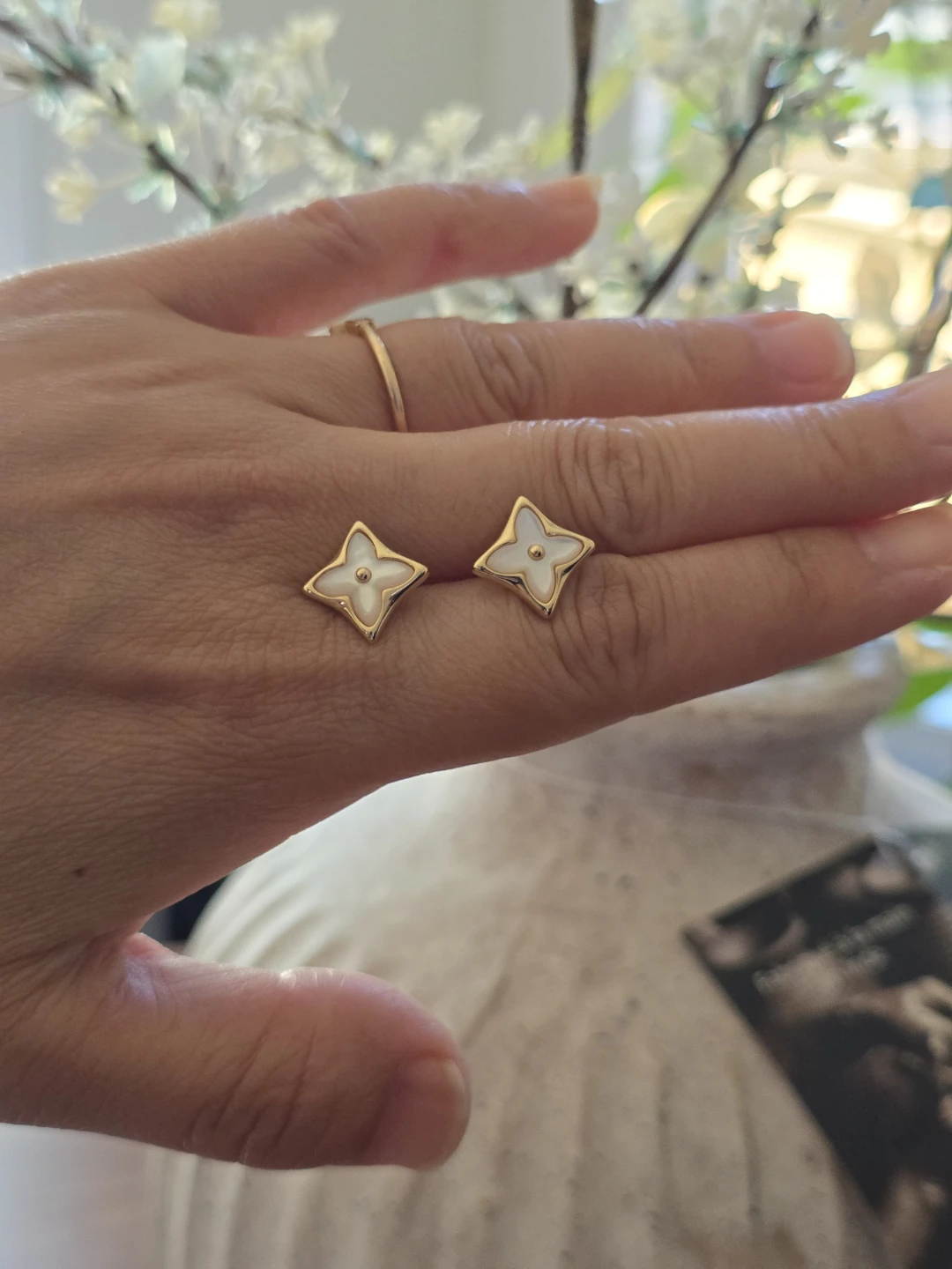 Gold & White Flower Stud Fashion Earrings - photo 2
