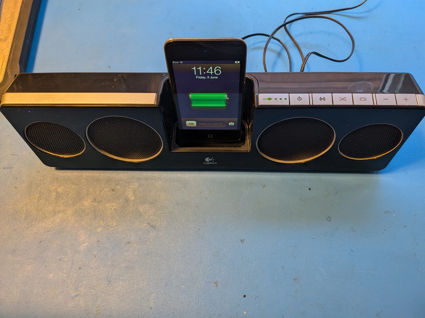 Logitech Pure-Fi Anywhere 2 iPod Dock with iPod