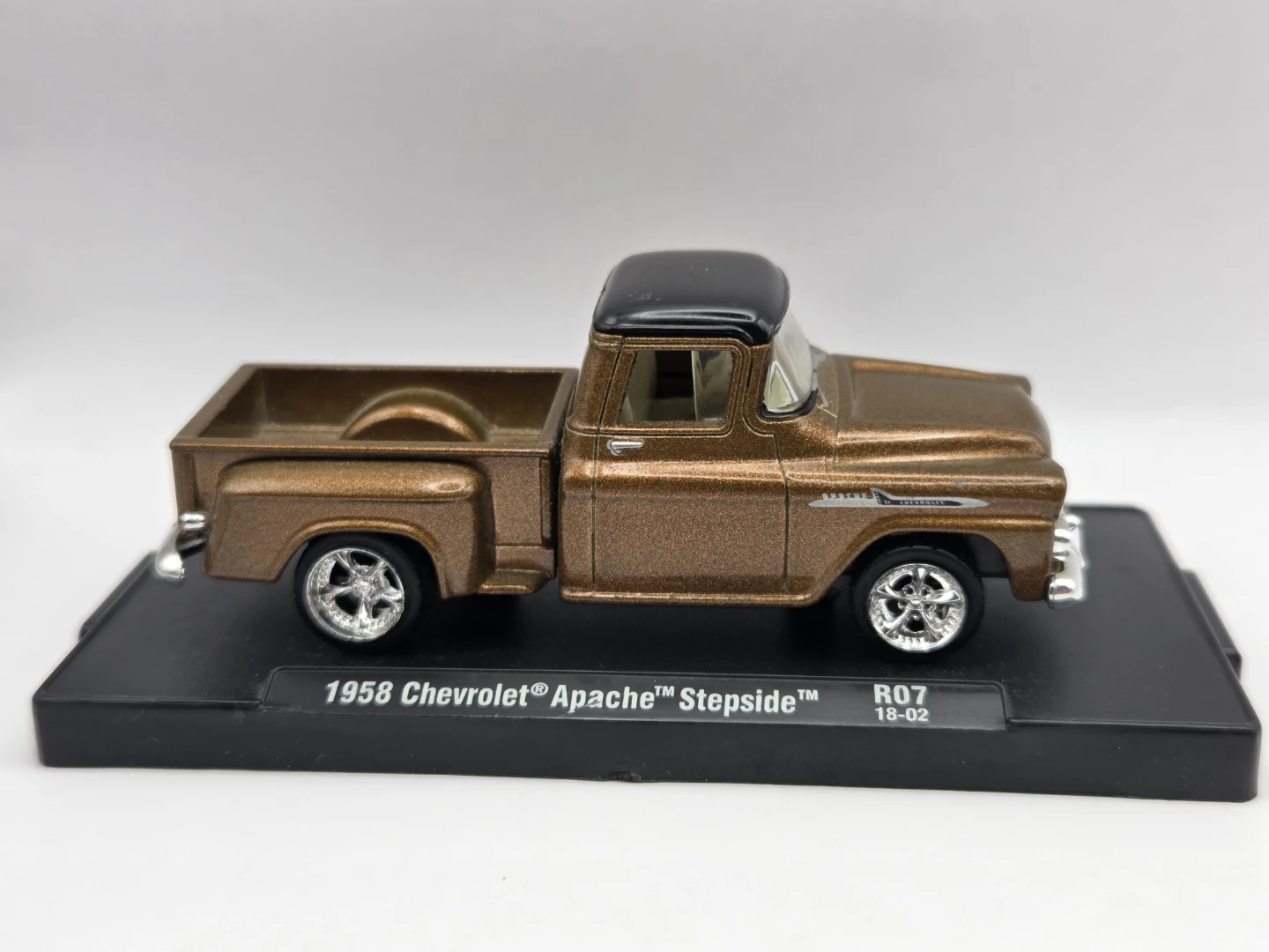 M2 Machines 1:64 1958 Chevrolet Apache Stepside Truck (R07)