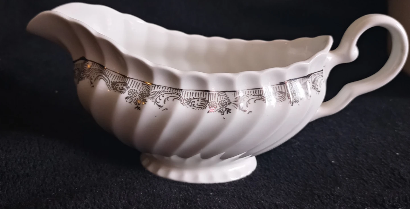 White Gravy Boat with Silver Trim⚽