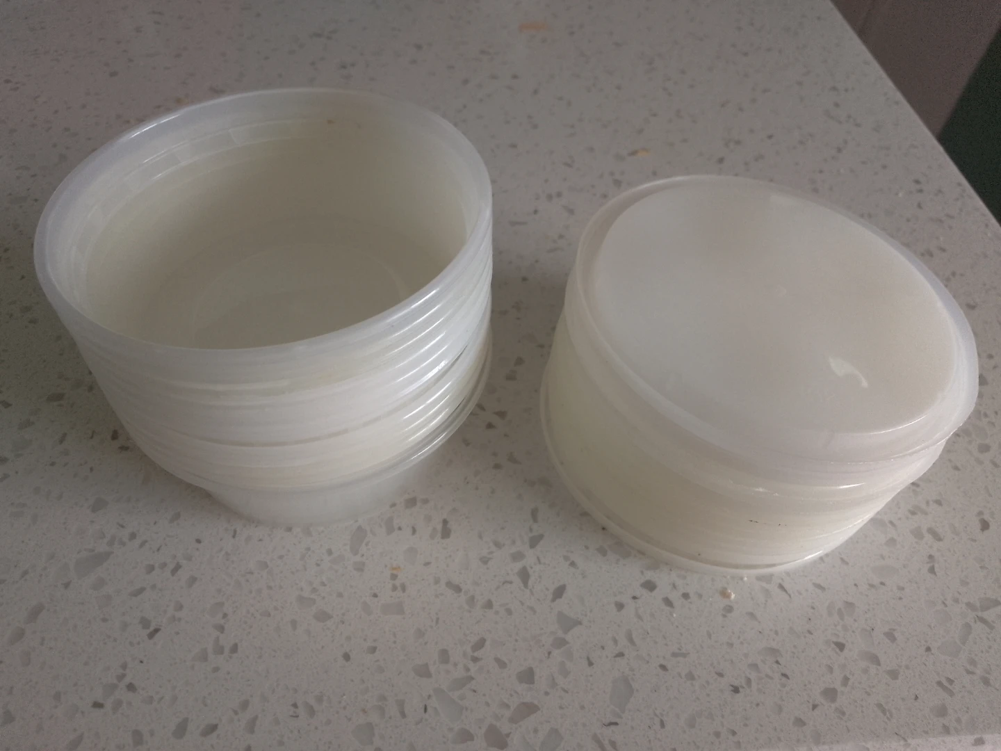 Stack of Small White Plastic Bowls × 10 ⚽