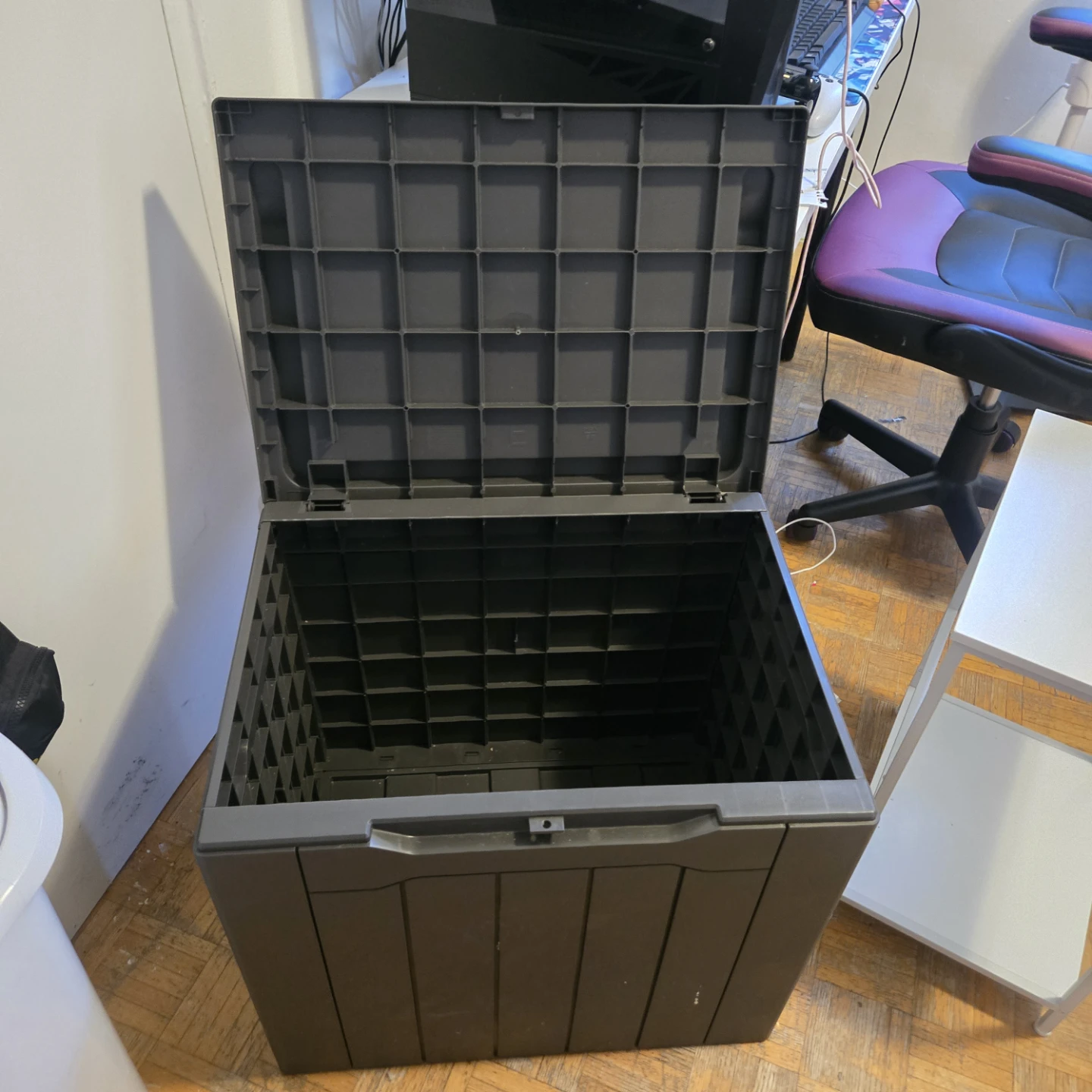 Outdoor or indoor storage bin